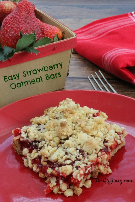 This Easy Strawberry Oatmeal Bars Recipe can be made either with fresh strawberries or with strawberry pie filling. Fruit Granola, Oatmeal Bars Recipes, Strawberry Oatmeal Bars, Bars Healthy, Coconut Fruit, Fruit Bars, Nut Bars, Nut Granola, Recipe Strawberry