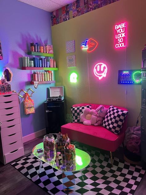 Hangout Room Ideas Woman Cave, Aesthetic Neon Lights, Y2k Apartment, Home Decorating Ideas Living Room, Chill Room, Dream Apartment Decor, Nail Room, Future Apartment Decor, Cute Bedroom Decor