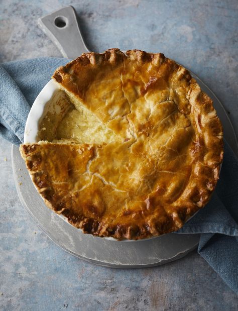 The secret to a good cheese and onion pie is simplicity. No herbs, no potatoes... just cheese and onion Lancashire Cheese And Onion Pie, Cheese And Onion Pie Recipe, Lancashire Recipes, Onion Pie Recipe, Cheese And Potato Pie, Cheese And Onion Pasty, Love Cake Recipe, Cheese And Onion Pie, Cheese Pie Recipe