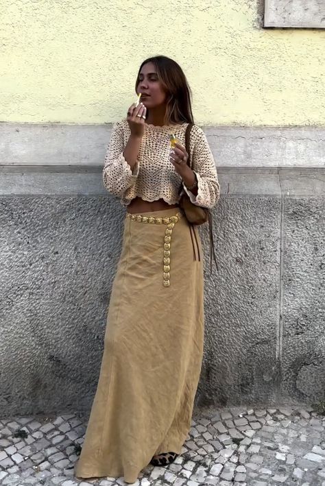 Desert Glam Outfit, Boho City Outfits, Argentina Trip Outfit, City Boho Outfits, Winter Mediterranean Outfits, Boho Modern Style Outfit, Neutral Boho Outfit Ideas, Mediterranean Winter Fashion, Boho Modern Style