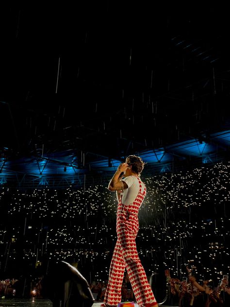 Love On Tour Wembley, Love On Tour Aesthetic, Harry Styles Wembley 2023 N4, Harry Styles Wembley Night 1, Harry Wembley Night 1, Hslot Wembley Night 1, Love On Tour Wembley Night 1, Harry Styles Cute, Harry Styles Wallpaper