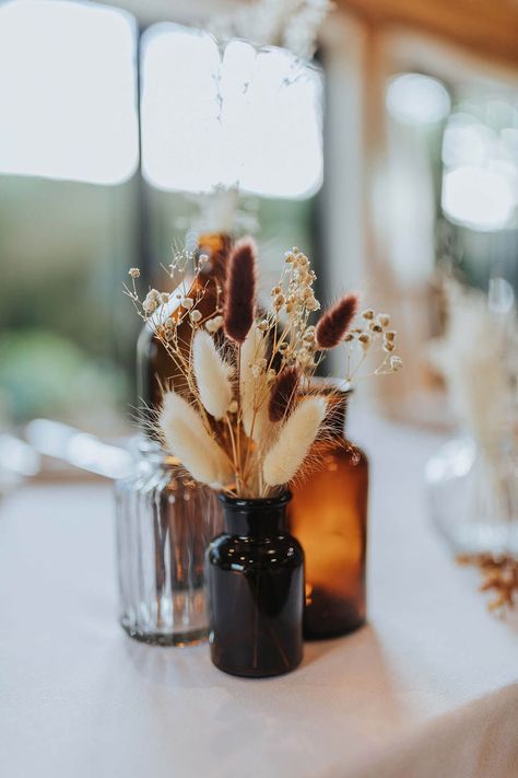 Dried Bud Vases Wedding, Rustic Reception Tables, Dried Flower Bud Vase Centerpiece, Boho Arrangement Wedding, Autumn Boho Wedding Decorations, Minimal Fall Wedding Centerpieces, Dried Flowers Fall Wedding, Simple Dried Floral Centerpieces, Dry Flowers Table Decoration