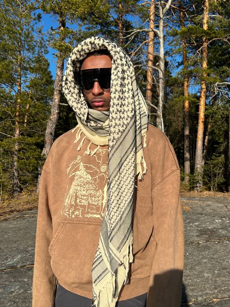 Shemagh Fashion Men, Scarf Hoodie, Shemagh Scarf, Hoodie Fits, Mens Outfit Inspiration, Graphic Tshirt Design, Big Art, Jewelry Outfit, Tshirt Design