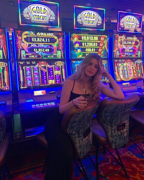 Casino Photo Shoot, Casino Instagram Pictures, Casino Picture Instagram, Casino Photoshoot Ideas, Casino Picture Ideas, Casino Pictures, Casino Photoshoot, Vegas Poses, Casino Fashion