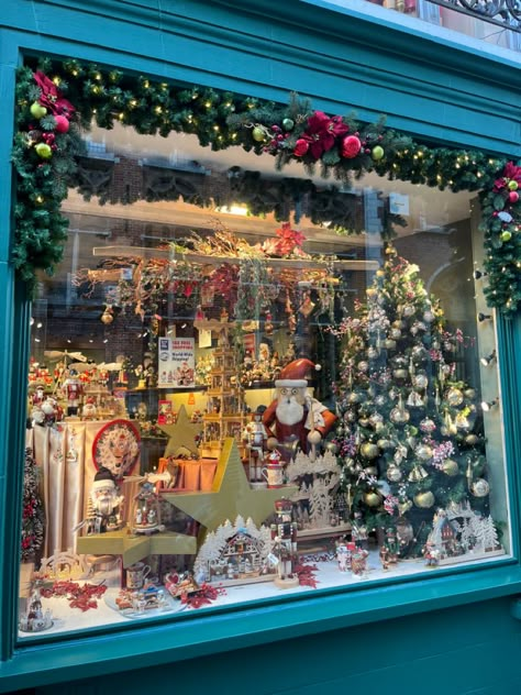 Christmas Window Ideas, Storing Christmas Decorations, Decoration Vitrine, Christmas Window Display, Christmas Windows, Window Ideas, Christmas Villages, Christmas Window, Shop Window Displays