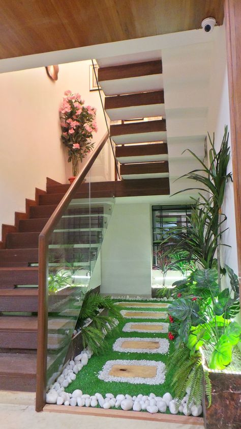 House Steps Interior Design, Small Interior Courtyard Design, Steps Design Interior Stairs, Staircase Design Modern, Stairs Design Interior, Stairs In Living Room, Stairway Design, Stairs Design Modern, Courtyard Design