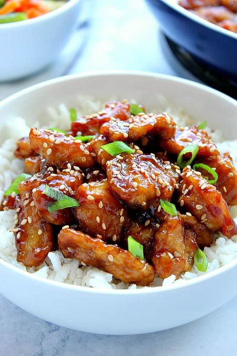 Easy Sesame Chicken Recipe - battered chicken fried in a pan and coated with sesame sauce. Popular Asian takeout dish, made easily at home. Sesame Chicken Recipe Easy, Sesame Chicken Sauce, Easy General Tso Chicken, Battered Chicken, Easy Sesame Chicken, Korean Beef Recipes, Chicken Recipe Easy, Chicken Lickin, Teriyaki Chicken And Rice