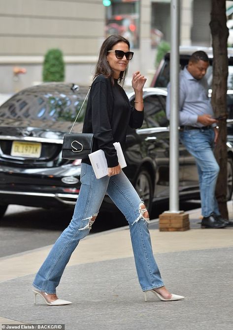 Sunday style: Katie Holmes' stunning style transformation continued on Sunday as she stepp... Ripped Jeans Heels, Cosmetic Nurse, Katie Holmes Style, Looks Jeans, Sunday Style, Color Story, Estilo Chic, Style Inspiration Fall, Katie Holmes