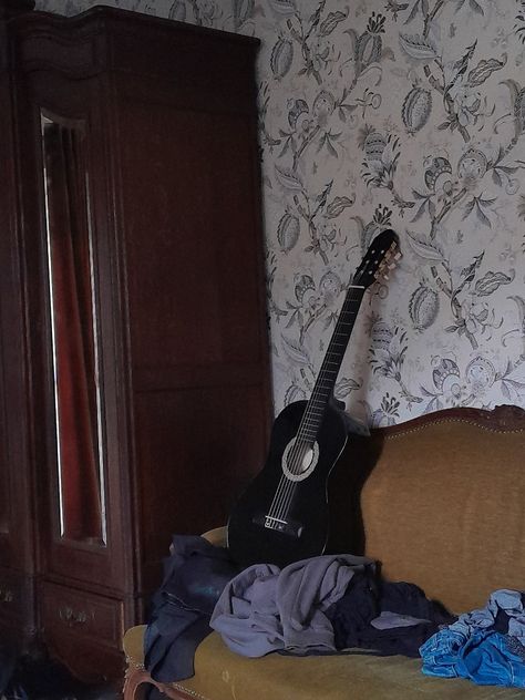 Guitar Aesthetic Room, Guitar Acoustic Aesthetic, Punk Aesthetic Room, Black Antique Furniture, Acoustic Aesthetic, Acoustic Guitar Aesthetic, Room Inspo Ideas, Guitar Bedroom, Guitar Room