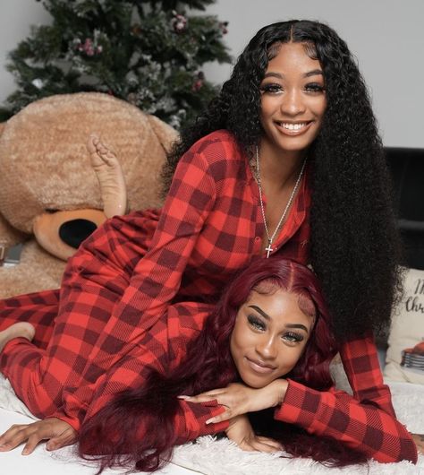 Photoshoot Ideas For Best Friends Black Christmas, Friendsmas Photoshoot, Bsf Christmas Pictures, Christmas Photoshoot Best Friends, Christmas Bestie Photoshoot, Bestie Christmas Photos, Christmas Photoshoot Best Friends Black, Bff Christmas Pictures, Christmas Pictures With Friends