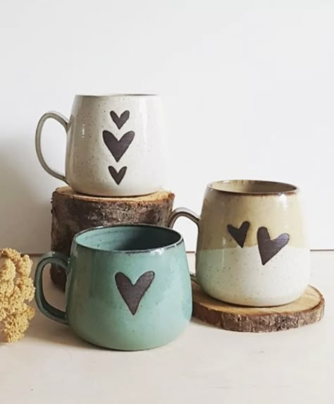 Valentine Pottery, Ideas Amor Y Amistad, Valentines Day Pottery, Spring Pottery, Ceramic Toothbrush Holder, Ideas Ceramica, Ceramics Pottery Mugs, Beginner Pottery, Pottery Candle