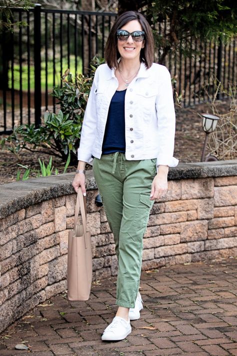 5 Ways to Wear a White Denim Jacket White Jean Jacket Outfits, White Denim Jacket Outfit, White Jacket Outfit, Spring Denim Jacket, 3 Ways To Wear, Olive Pants, Dress Up Jeans, Jean Jacket Outfits, Black White Outfit