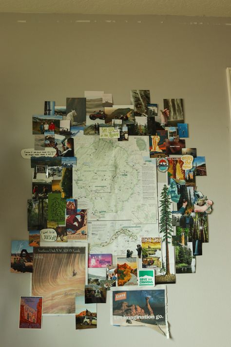 Room Ideas Travel Aesthetic, Cool Picture Wall, Picture Display Bedroom, Travel Aesthetic Bedroom Ideas, Map On Wall Aesthetic, Simple Dorm Decorations, Outdoorsy Room Ideas, Mountain Dorm Room, Travel Photo Collage Wall