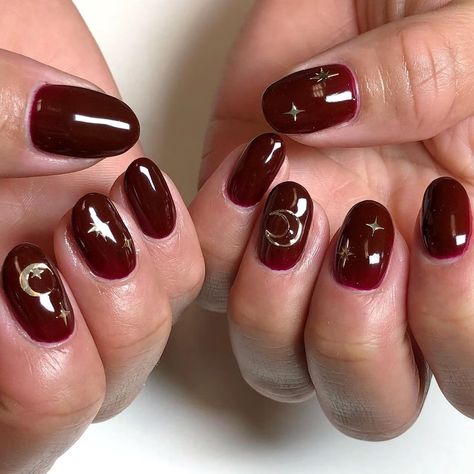 Beautiful Red Nails Art Designs, Nail Art Warna Merah, Nail Inspo Maroon, Nail Art Simple Elegant Classy Maroon, Kutek Maroon, Nail Art Maroon Elegant, Nail Art Untuk Kulit Sawo Matang, Maroon Nails With Design, Basic Red Nails