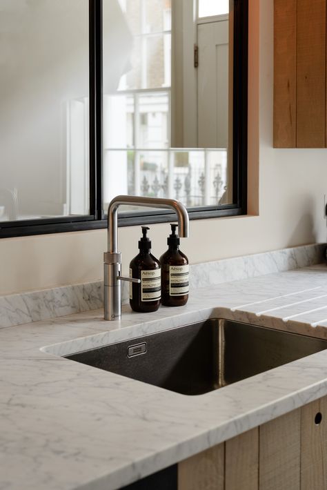 Honed Carrara marble sink counter in the the Marylebone London Galley by Simon Cox for DeVol | Remodelista Kitchen Sink Drainboard, Carrara Marble Kitchen, Marble Worktops, Quartz Worktops, Devol Kitchens, Kitchen Sink Design, Rustic Luxe, Diy Marble, Kitchen Sink Taps