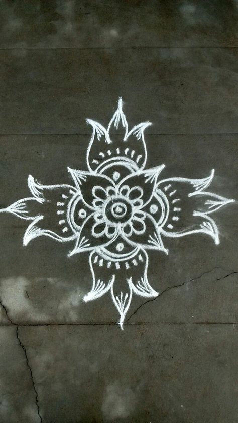 Chalk Rangoli Designs, Chalk Rangoli, Tattoo Lace, Indian Rangoli Designs, Rangoli Designs Photos, Rangoli Simple, Easy Rangoli Designs Diwali, Rangoli Designs Latest, Simple Rangoli Designs Images