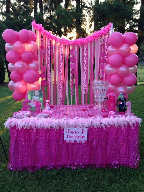 Barbie Food Table, Pink Birthday Outfits, Pink Party Tables, Pink Party Foods, Pink Party Theme, Barbie Food, Barbie Birthday Party, Barbie Theme, Birthday Party Tables