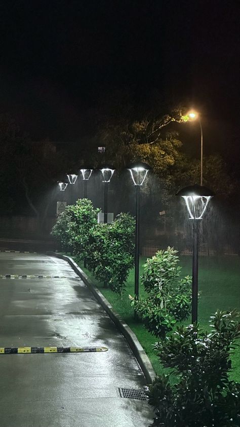 Lamppost Aesthetic, Photograph Idea, Outfit Outdoor, Aesthetic Places, Outdoor Aesthetic, Kitchen Outdoor, Lantern Festival, Photographs Ideas, Rainy Night