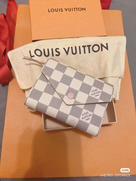 Expensive Wallet, Rich Bags, Sinchan Cartoon, Wallets For Girls, Expensive Bag, Fashionable Accessories, High School Life, Fancy Bags, Louis Vuitton Wallet