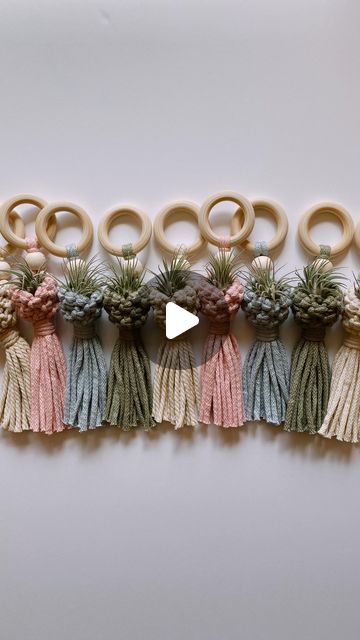 Macrame Gifts, Finger Knitting Projects, Tassels Tutorials, Macrame Basket, Free Macrame Patterns, Macrame Tutorials, Macrame Plant Holder, Mini Macrame, Handmade Market