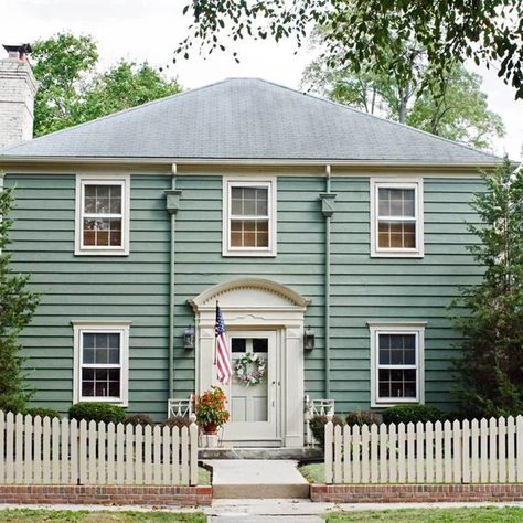 Vinyl Siding Repair, Colonial Exterior, Siding Colors, Exterior Color Schemes, Roof Colors, Casa Exterior, Front Door Colors, Craftsman Bungalows, House Paint Exterior