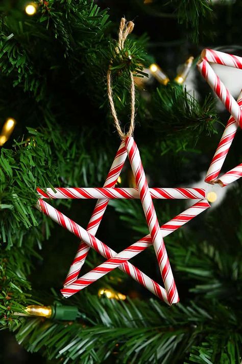 These paper straw stars are SO EASY to make! They're the perfect way to add some crafty charm to your Christmas decor without breaking the bank! Hang them on your Christmas tree, tie them to holiday packages, add them to a homemade garland, or keep them on display all winter long. Follow our easy step-by-step guide to make these cute DIY star ornaments in all your favorite colours. It’s a quick and low-mess craft that both kids and adults will love! Straw Star Ornaments, Straw Stars Diy Christmas Decorations, Christmas Star Crafts For Kids, Diy Star Ornaments, Star Crafts For Kids, Straw Garland, Homemade Garland, Christmas Star Crafts, Straw Stars