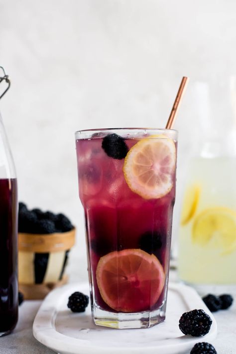 Nothing beats a glass of blackberry lemonade to cool yourself down on a long, hot day! Blackberry Iced Tea, Blackberry Lemonade, Blackberry Tea, Blackberry Syrup, Blackberry Recipes, Iced Tea Recipes, Recetas Keto, Hibiscus Tea, Lemonade Recipes