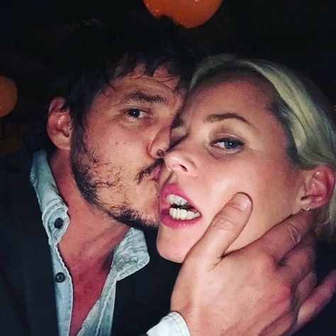 Ryan Gibbs he/him 👑 on Instagram: “Pedro with Elizabeth Banks Adorable 😍💕 • • She’s so lucky --FOLLOW FOR MORE-- #pedropascal #elizabethbanks #themandalorian #mandalorian…” National Kissing Day, Elizabeth Banks, Middle Aged Man, Pedro Pascal, Aesthetic Photo, Future Husband, Banks, I Love You, Dj