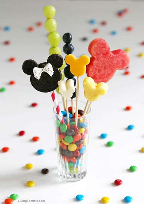 A Disney Jarcuterie is an individual Mickey and Minnie Mouse dessert charcuterie board in a cup or jar. A fun idea to celebrate a trip to a Disney park or to serve at a Disney birthday party. Make Mickey Mouse shapes from cheese and fruit for this sweet snack! Minnie Mouse Fruit Platter, Disney Pool Party Ideas, Disney Snack Ideas, Kids Charcuterie Cups, Charcuterie In A Cup, Mickey Food, Mouse Dessert, Mouse Shapes, Festa Black