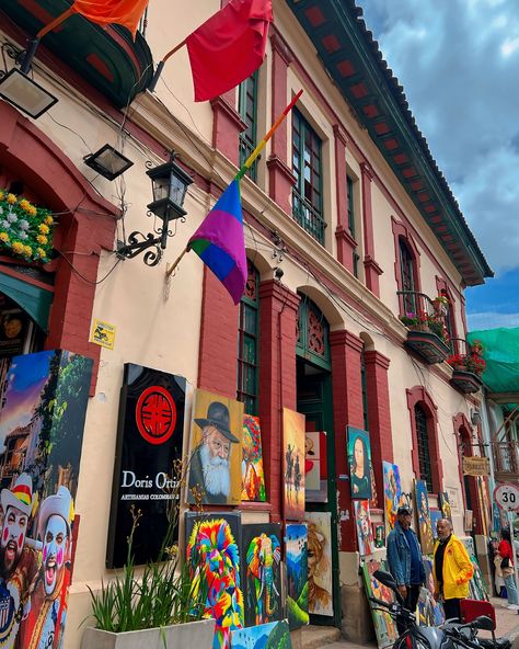 Colombia, Bogotá dump #1 🇨🇴💛💙❤️ Un poco del centro, plaza de armas, mi amiga la llama y un buen mural ✨ #colombia #bogota Llama, Mural, Travel, Bogota