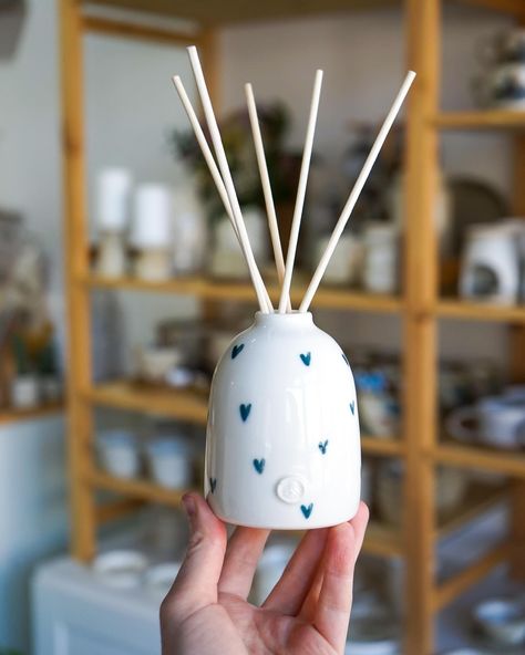 T H A N K Y O U 🥰 Today I will be wrapping up your orders from the weekend, a lot of people are about to have very good smelling homes 👏 I’ve really enjoyed painting these diffusers, and it’s been lovely to restock the shelves in the studio with a little more colour. These will be the last batch before our Christmas diffusers head in which is just crazy 😱 There is only one left of each of the pieces photographed above, it’s no surprises the autumnal went to fast as we’ve all been feeling l... Blue Home Decor Ideas, White And Blue Home Decor, Ceramic Diffuser, Reed Diffuser Bottle, Diffuser Sticks, Traditional Pottery, Diffuser Bottle, Blue Home Decor, Pottery Crafts