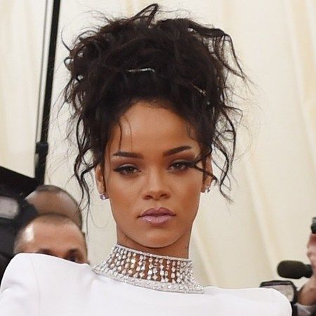 90s Messy Updo, Rihanna Ponytail, Rihanna 2014, Lilac Lipstick, Celeb Hairstyles, Women Singers, Rihanna Quotes, Wedding Ponytail Hairstyles, Digital Hair