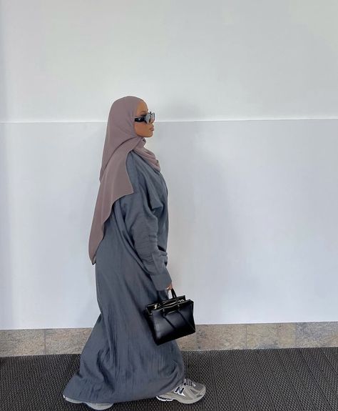 Hijabi Fashion Summer, Basket New Balance, Abaya Outfit, Hijabista Fashion, Hijabi Fits, Street Hijab Fashion, Modern Hijab Fashion, Mode Turban, Modest Fashion Hijab