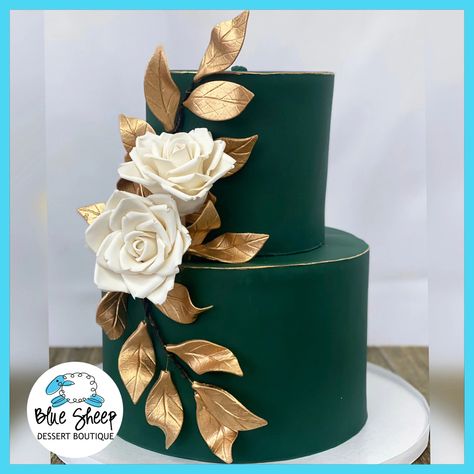 Dark Green Wedding Cakes, Emerald Green Wedding Cake, Emerald Wedding Cake, Wedding Cake Emerald Green, Emerald Wedding Colors, Emerald Green Wedding Theme, Green Birthday Cakes, Green And Gold Wedding, Quince Cakes