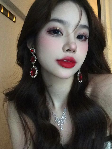 Douyin Makeup Red Lip, Korean Christmas Makeup, Red Douyin Makeup, Cute Aesthetic Makeup, Maquillaje Cute, Doe Eye Makeup, Red Makeup Looks, Makeup Douyin, Dark Red Lips