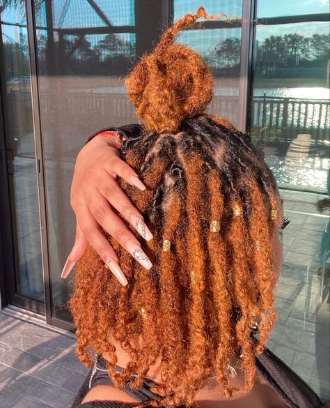 Starter Locs Sizes, Locs On Women, Loc Color Ideas, Blond Locs, Starter Locs Styles For Short Hair, Women Loc Styles, Loc Sizes, Female Locs, Locks Hairstyle