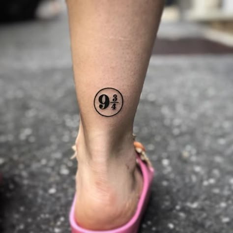 Platform 9 3/4 Tiny Harry Potter Tattoos, Harry Potter Tattoo Ideas, Tattoo Harry Potter, Minimalist Tattoo Meaning, Hp Tattoo, Tattoo Behind Ear, Potter Tattoo, Tattoo Minimal, Harry Potter Tattoos