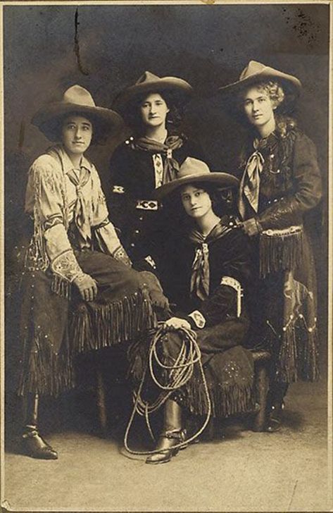 vintage everyday: Girls of Western United States in the early 20th Century: The Real Cowgirls of American West Spinning Pictures, Dutch Costume, Real Cowgirl, Wilde Westen, Into The West, Cowboy Girl, Cowboys And Indians, Vintage Cowgirl, Western Women