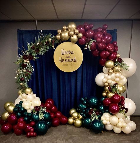 Sangria Balloon Garland, Christmas Balloon Backdrop Ideas, Christmas Balloon Arch Ideas, White Christmas Balloon Garland, Holiday Balloon Garland, Wedding Balloon Garland, Christmas Balloon Arch, Gold And Silver Christmas, Classy Christmas Party