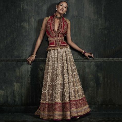 Kuva: Tarun Tahiliani. Tarun Tahiliani Anarkali, Designer Dress Indian, Tarun Tahiliani Bridal, Lengha Dress, Patola Design, Sari Style, Designer Bridal Lehenga Choli, Formal Fashion, Lehenga Style