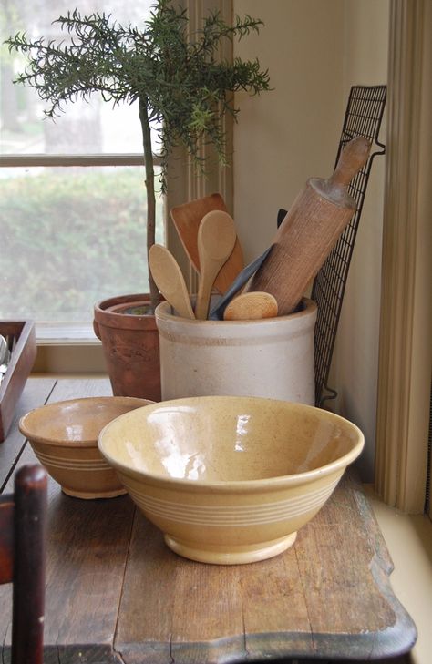 Yelloware Bowls, Yellowware Bowls, Murmuring Cottage, Primitive Cottage, Vibeke Design, Bread Bowl, Casa Country, Baking Kitchen, Primitive Kitchen