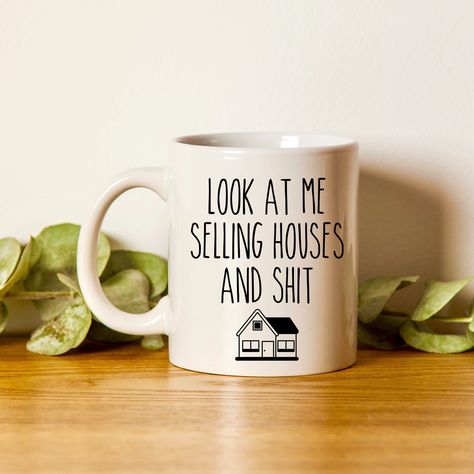 "Realtor Mug, Realtor Gift, Real Estate Agent Mug, Realtor Closing Gift, Realtor Thank You, Broker Gift, Look At Me Selling Houses Cup 📫 GET YOURS HERE! Shipping is going smoothly at the moment. Look at Estimated Shipping Items for the most accurate estimations. 📫 ✨ M U G  O P T I O N S ✨ 1. All White, All Black, Color Handle Mugs (11oz & 15oz) - Material: Ceramic, High Quality Gloss Finish, ORCA Coating - Care: Dishwasher & Microwave Safe - Size: Available in 11 and 15 Fluid Ounce Sizes 2. Camping Mug (12oz) - Material: Metal, Stainless Steel, Sublimation Coated White Gloss - Care: Hand wash only; NOT Microwave Safe - Size: Available in 12 Fluid Ounce Size ♡ USE YOUR MUGS FOR ♡ - drinking hot drinks, such as coffee, hot chocolate, or tea. - beautiful gift for family and friends - birthd Real Estate Cups, Thank You Realtor Gifts, Gifts For Your Realtor At Closing, Realtor Office Ideas, Gift For Realtor At Closing Thank You, Realtor Mugs, Real Estate Closing Gifts For Buyers, Realtor Promotional Items, Realtor Gifts For Agents