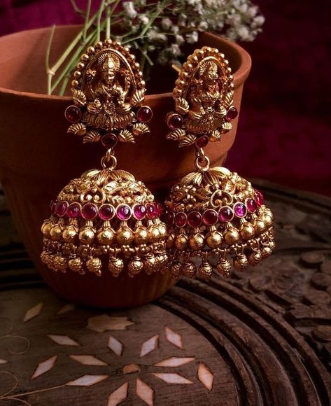 Jumkas Gold Indian Bridal, Jumkis Indian Jewelry Gold, Jumkas Antiques, Jimikki Earrings, Gold Jhumka Designs, Gold Jumkas, Golden Jhumka, Temple Jewellery Earrings, Gold Jhumka