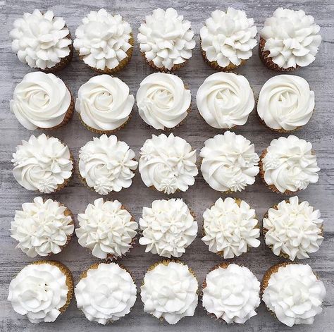 Bolo Tumblr, Bridal Cupcakes, White Wedding Cupcakes, Baptism Cupcakes, Engagement Cupcakes, Cupcake Project, Silver Cupcakes, Buffet Dessert, Cupcakes Wedding