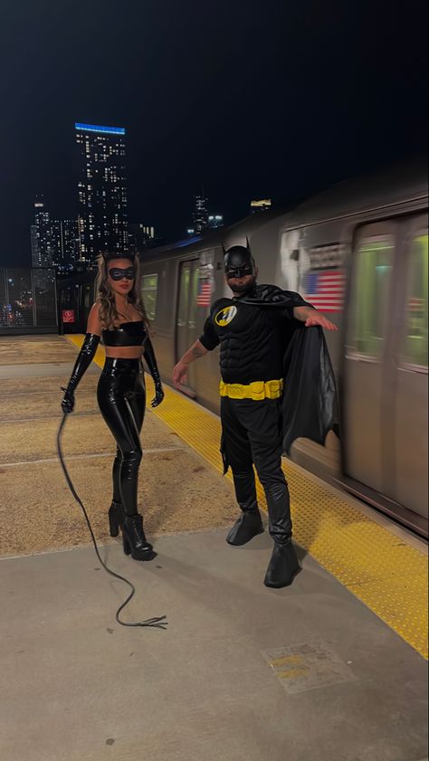 Diy Catwoman Costume, Batman And Catwoman Costumes, Cat Women Halloween Costumes, Batwoman Costume, Catwoman Halloween Costume, Catwoman Outfit, Batman Costume Diy, Catwoman Batman, Batman Costumes