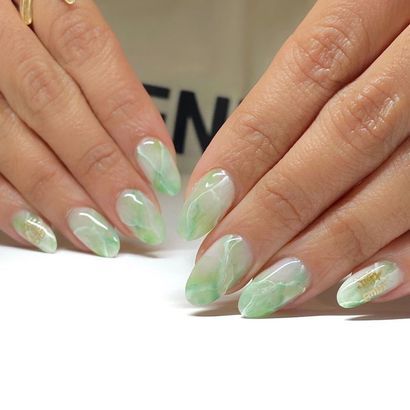 Green Nail Tips Designs, Jade Nails Designs Almond, Jade Nails Almond, Green And White Nail Designs, Val Makeup, Jade Green Nails Acrylic, Jade Green Nails, Cute Green Nails, Nail Designs Green