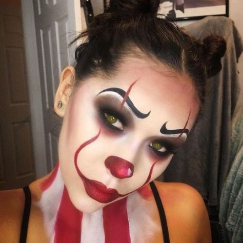 halloween-make-up-young-woman-wearing-clown-face-paint-resembling-the-costume-of-pennywise-the-dancing-clown-from-the-film-it Scary Clown Halloween Costume, Pennywise Makeup, Clown Face Paint, Halloween Makeup Clown, Makeup Clown, Halloween Make-up Looks, Halloweenský Makeup, Halloween Face Paint, Clown Halloween Costumes