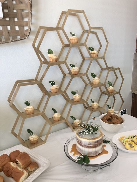 Honey Comb Diy Popsicle Sticks, Honey Comb Popsicle Sticks, Honey Comb Theme Party, Honeycomb Decor Diy, Honeycomb Cupcake Stand, Popsicle Stick Honeycomb Diy, Diy Birthday Stand, Honeycomb Popsicle Stick Diy, Honey Comb Cupcake