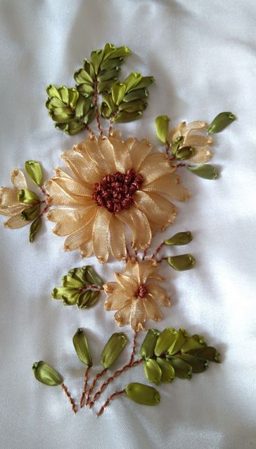 Sewing Ribbon Flowers, Silk Ribbon Embroidery Tutorial, Sulaman Pita, Pink Diy, Silk Ribbon Embroidery Patterns, Ribbon Embroidery Kit, Ribbon Flower Tutorial, Ribbon Embroidery Tutorial, Satin Ribbon Flowers