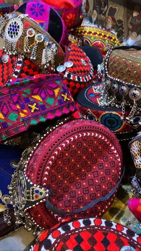 Sindh Culture, Hunza Pakistan, Sindhi Culture, Afghan Hat, Eid Shopping, Desi Things, Afghanistan Culture, Desi Art, Pakistan Culture